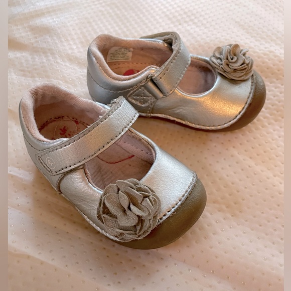 Stride Rite Other - Stride Rite Silver Leather Mary Jane Rosette size 4.5W